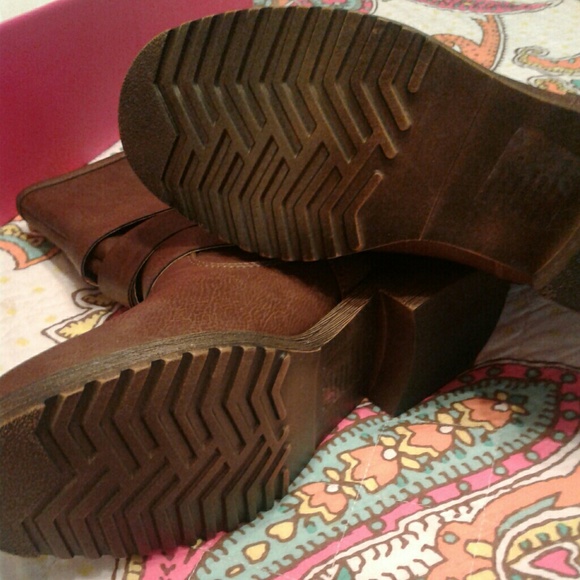 Boots - Picture 4 of 4